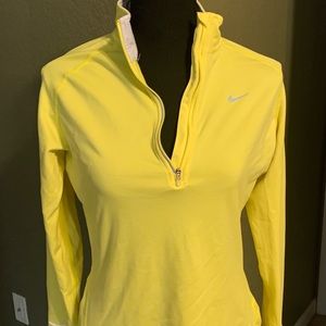 Med Nike Dri-Fit pullover